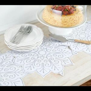 Designing Dining 6-pack Convertible Placemats to Runner Snowflake